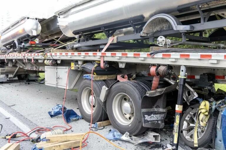 Dodge Challenger Dijepit Truk Trailer, Pengemudi Meninggal di Lokasi