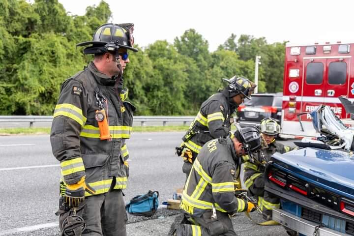Dodge Challenger Dijepit Truk Trailer, Pengemudi Meninggal di Lokasi