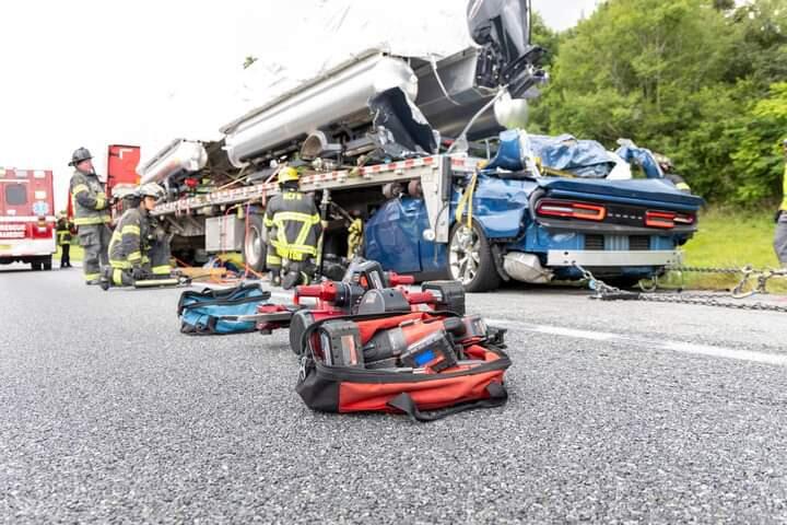 Dodge Challenger Dijepit Truk Trailer, Pengemudi Meninggal di Lokasi