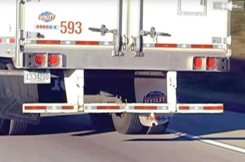 Dodge Challenger Dijepit Truk Trailer, Pengemudi Meninggal di Lokasi