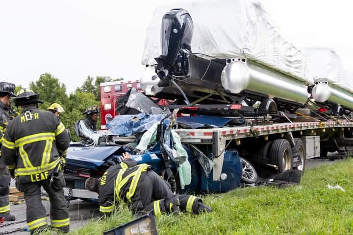 Dodge Challenger Dijepit Truk Trailer, Pengemudi Meninggal di Lokasi