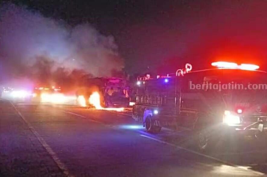 Bus Berisi 32 Penumpang Terbakar di Tol Jombang, Begini Kronologinya