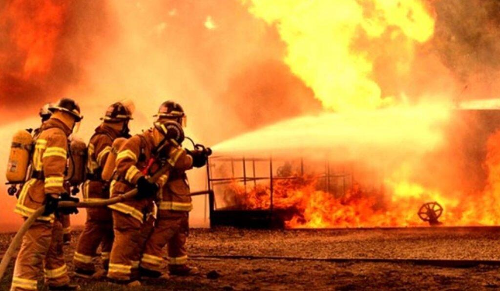 Korsleting Listrik Diduga Picu Kebakaran Box Meteran Sekolah di Rawa Badak Selatan 