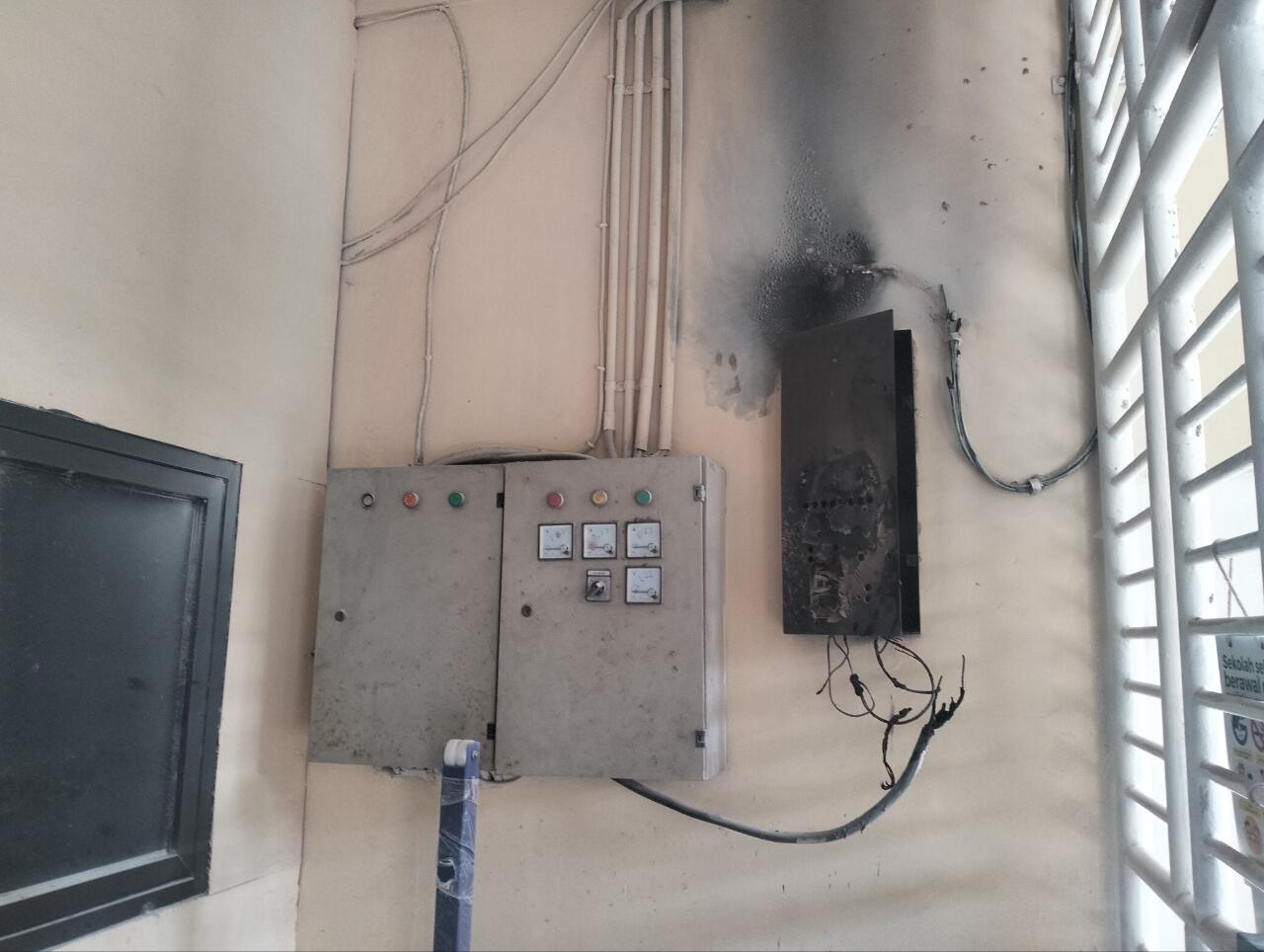 Korsleting Listrik Diduga Picu Kebakaran Box Meteran Sekolah di Rawa Badak Selatan 