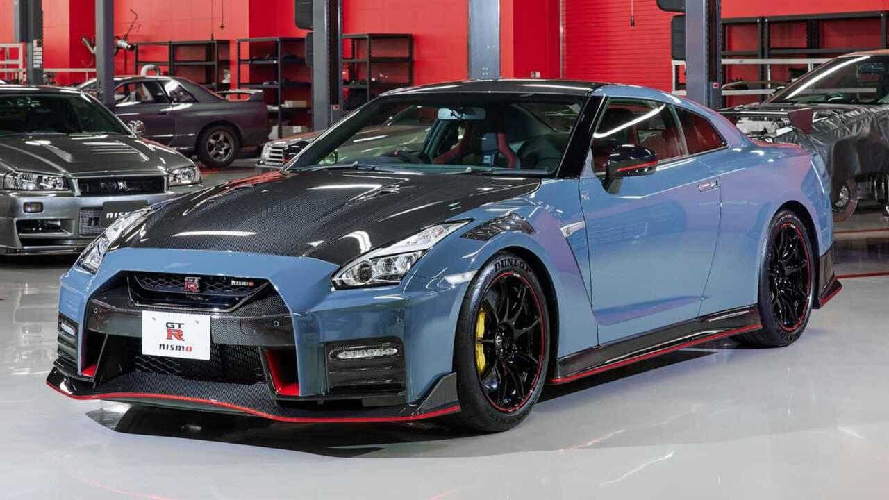 Niat Mau Pamer Malah Ambyar, GT-R Nismo Seruduk Mobil di Acara Car Meet