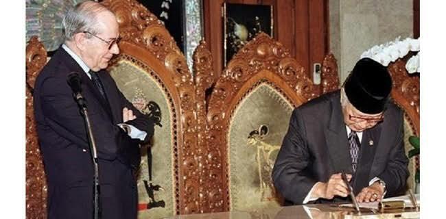 Songsong Indonesia Emas 2045! Mendagri Tampilkan Foto Pak Harto Teken Perjanjian IMF