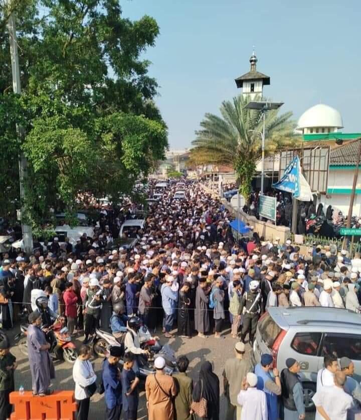 Lautan Manusia Berbondong-bondong Menshalatkan Ustaz Yazid Jawas, dari Masjid Hingga