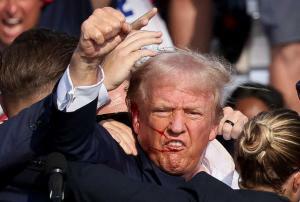 Ngeri, Untung Nggak Kayak John. F Kennedy! Donald Trump Diduga Ditembak saat Kampanye