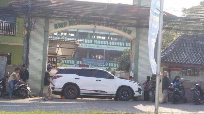Tidak Keren! Anak Tak Lolos PPDB Zonasi, Ortu Parkir Fortuner Depan Gerbang Sekolah