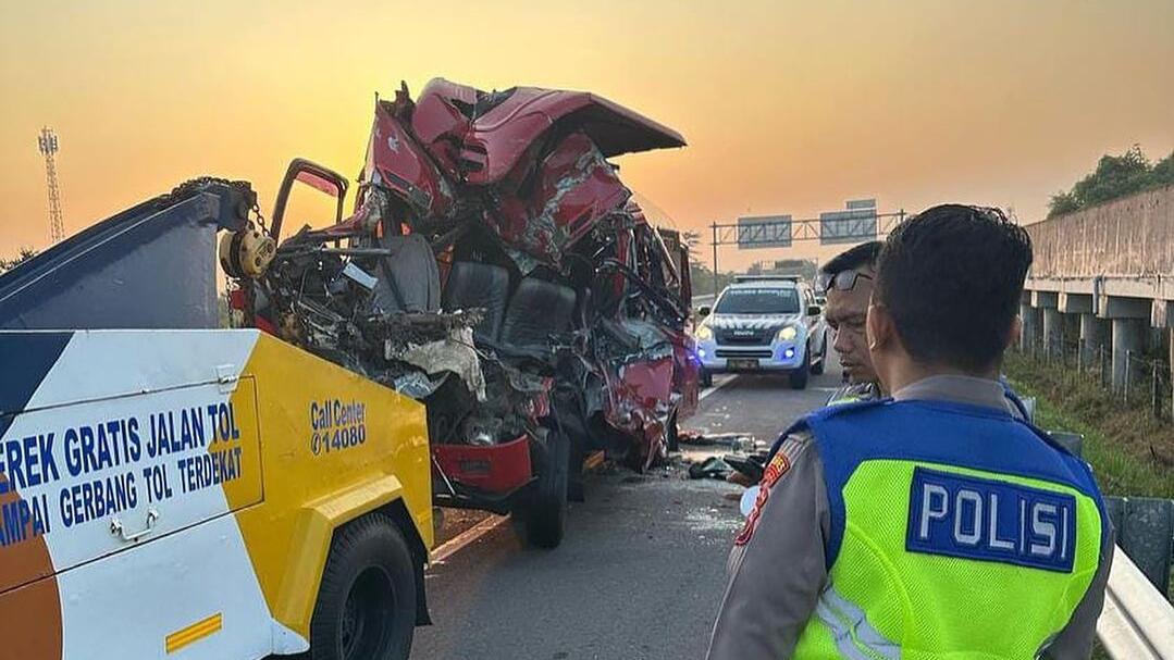 Isuzu Elf Seruduk Truk di Jalan Tol Solo-Semarang, 6 Orang Meninggal di Lokasi