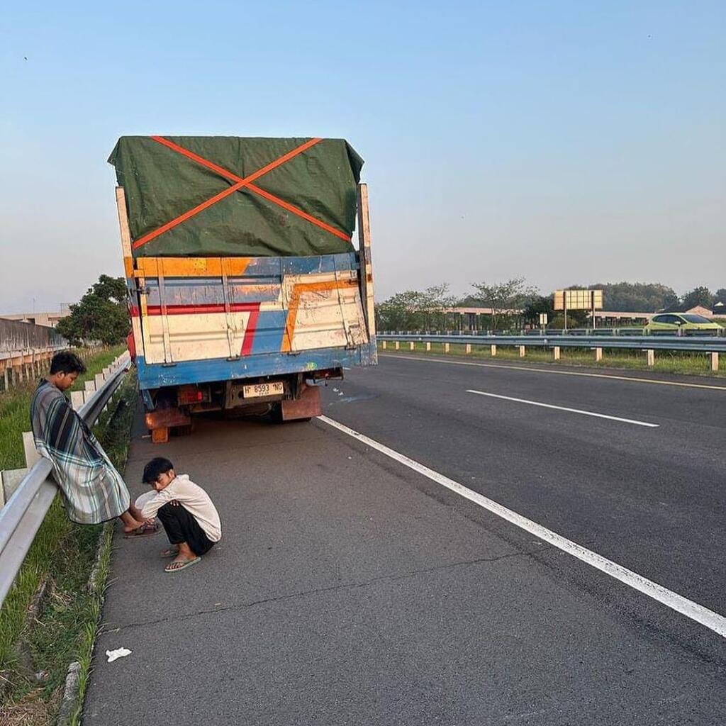 Isuzu Elf Seruduk Truk di Jalan Tol Solo-Semarang, 6 Orang Meninggal di Lokasi