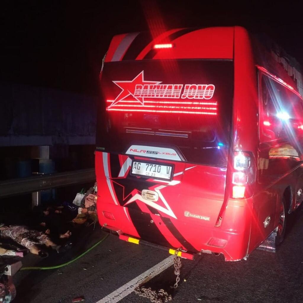 Isuzu Elf Seruduk Truk di Jalan Tol Solo-Semarang, 6 Orang Meninggal di Lokasi