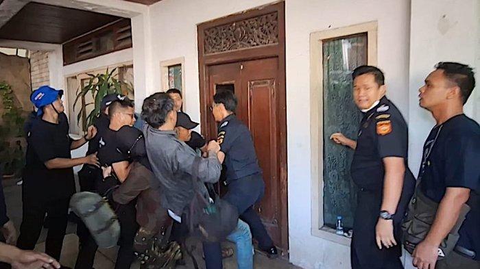Eksekusi Rumah Dinas Bea Cukai di Palmerah Jakbar Diwarnai Pemukulan, Warga Melawan