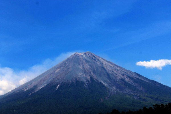 Status Gunung Semeru Turun, Pendakian Belum Juga Dibuka