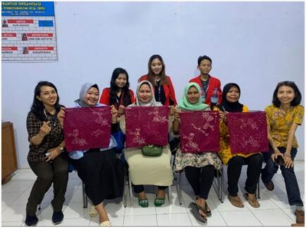 Mahasiswa KKN Untag Surabaya Mengadakan Pelatihan Batik di Desa Kebontunggul