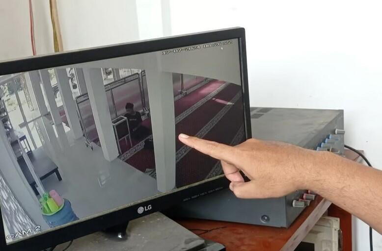 Bocah Kecil Terekam CCTV Curi Kotak Amal di Ponorogo