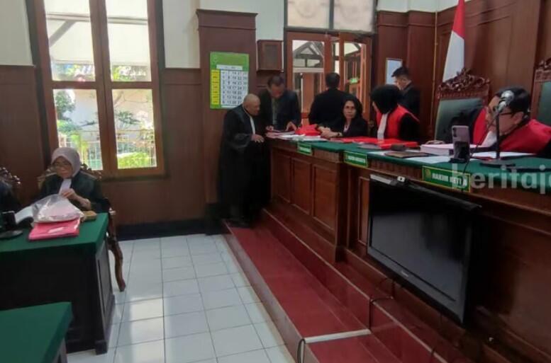 Dijanjikan Menjadi Model Foto, Seorang Remaja Wanita Dipaksa Bugil