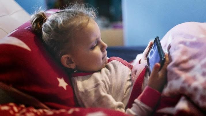 Berapa Usia Paling Pas bagi Anak Punya HP dan Main Sosmed? Ini Jawabannya Gansist!