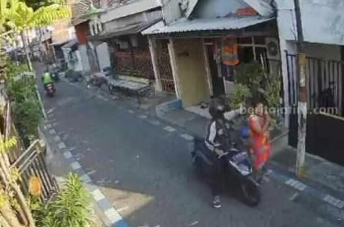 Momong Cucu di Halaman, Emak-emak di Surabaya Kena Jambret