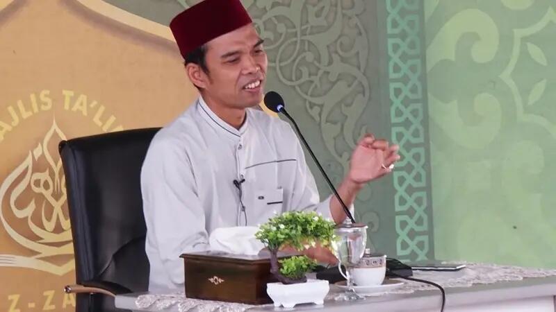 Baca Al-Qur’an di HP Apakah Pahalanya Sama Seperti Baca di Mushaf? Ini Kata UAS