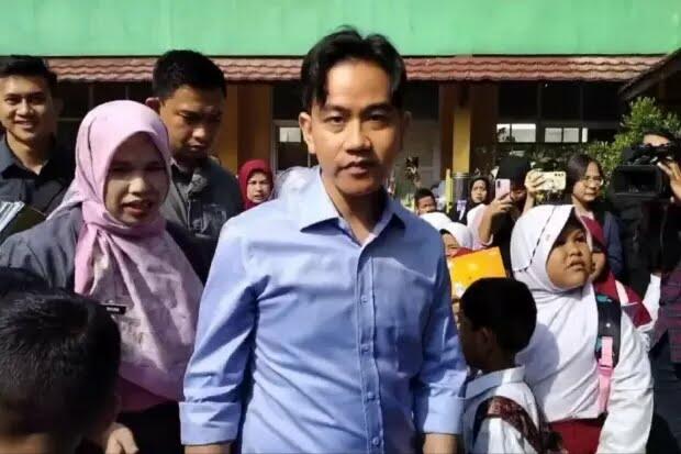 Gibran Pamer Makan Siang Gratis, Per Anak Dapat Nasi, Ayam, Sayur, Buah dan Susu!