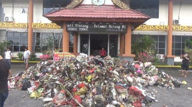 Kantor Bupati Sintang Penuh Sampah Usai Dikirim Oleh Para Warga yang Kesal!