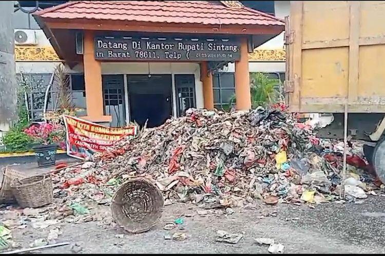 Kantor Bupati Sintang Penuh Sampah Usai Dikirim Oleh Para Warga yang Kesal!