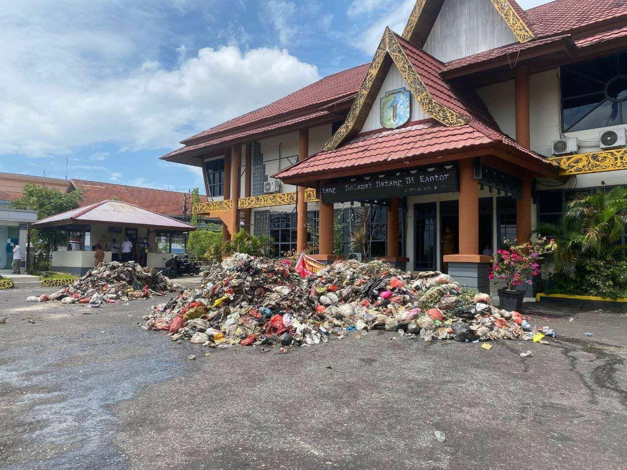 Kantor Bupati Sintang Penuh Sampah Usai Dikirim Oleh Para Warga yang Kesal!