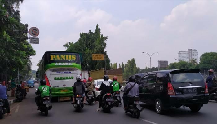 Bus Ngetem bikin Macet, Walkot Medan: Omongan Kami Sampah! Ini 7 Momen Mangkal di RI