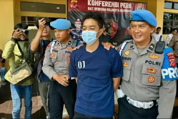 Edan, Pemuda Bandung Ini Bugil saat Terima Pesanan dari Driver Ojol