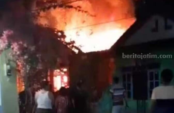 Panik! Rumah di Jombang Terbakar Hebat saat Sekeluarga Tertidur Lelap