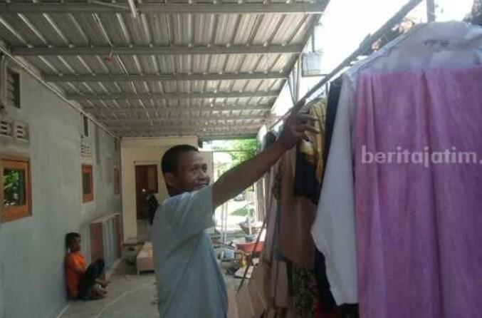 Viral Aksi Pria Berhelm Merah Curi Celana Dalam di Kos Wanita Jombang