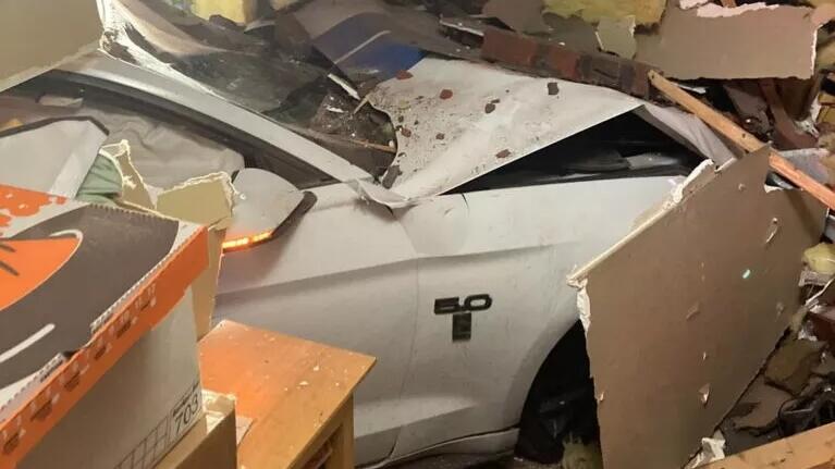 Mustang Seruduk Rumah Warga, Pengemudi Diduga Mabuk
