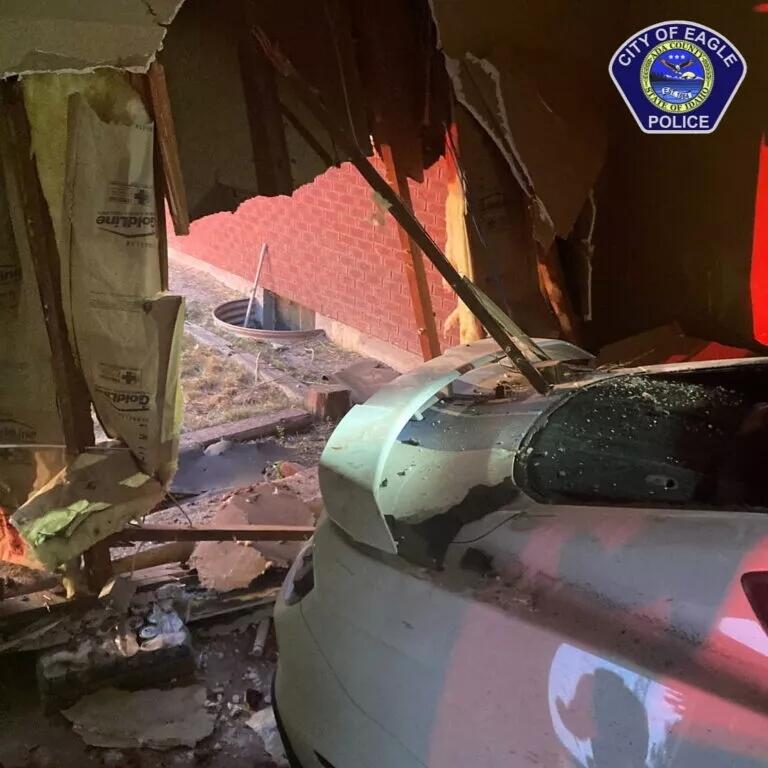 Mustang Seruduk Rumah Warga, Pengemudi Diduga Mabuk
