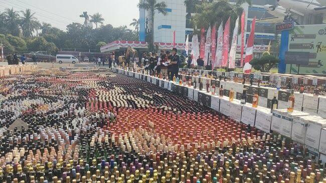 Hasil Komitmen Tegas Bea Cukai pada Negeri! Musnahkan Ratusan Ribu Botol Miras Ilegal