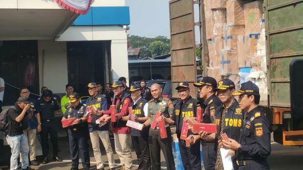 Hasil Komitmen Tegas Bea Cukai pada Negeri! Musnahkan Ratusan Ribu Botol Miras Ilegal