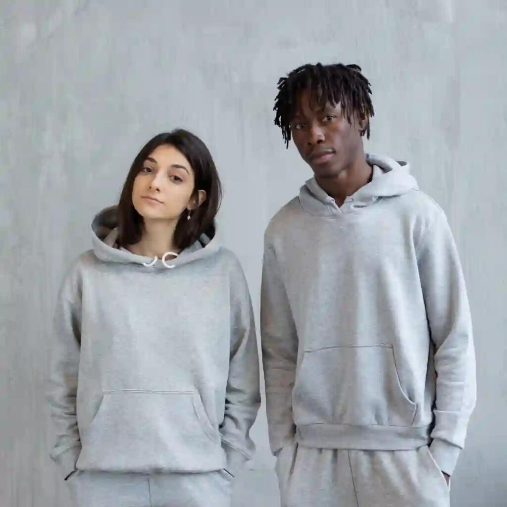Perbedaan Hoodie Dengan Sweater yang Perlu Kamu Ketahui