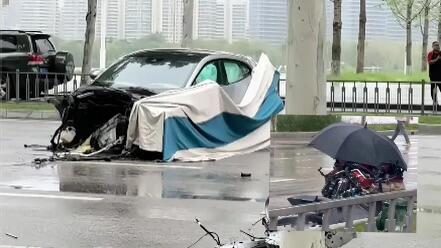 Ngebut Saat Cuaca Hujan, Ferrari Purosangue Ambyar Sampai Mesinnya Lepas