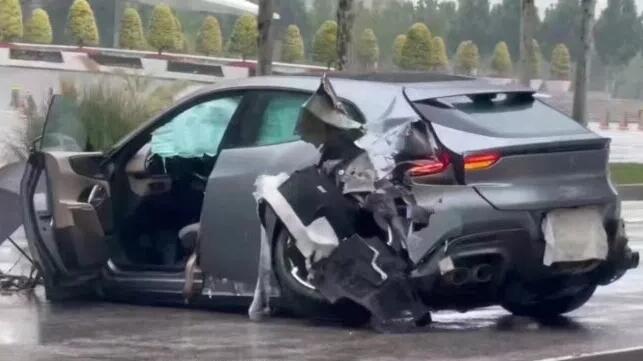 Ngebut Saat Cuaca Hujan, Ferrari Purosangue Ambyar Sampai Mesinnya Lepas