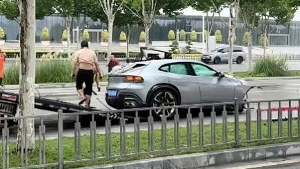 Ngebut Saat Cuaca Hujan, Ferrari Purosangue Ambyar Sampai Mesinnya Lepas