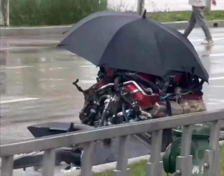 Ngebut Saat Cuaca Hujan, Ferrari Purosangue Ambyar Sampai Mesinnya Lepas