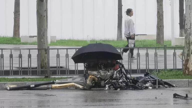 Ngebut Saat Cuaca Hujan, Ferrari Purosangue Ambyar Sampai Mesinnya Lepas