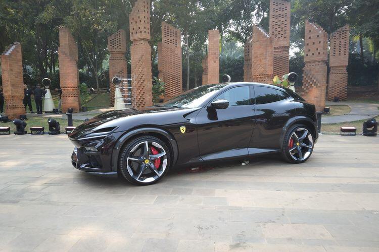 Ngebut Saat Cuaca Hujan, Ferrari Purosangue Ambyar Sampai Mesinnya Lepas