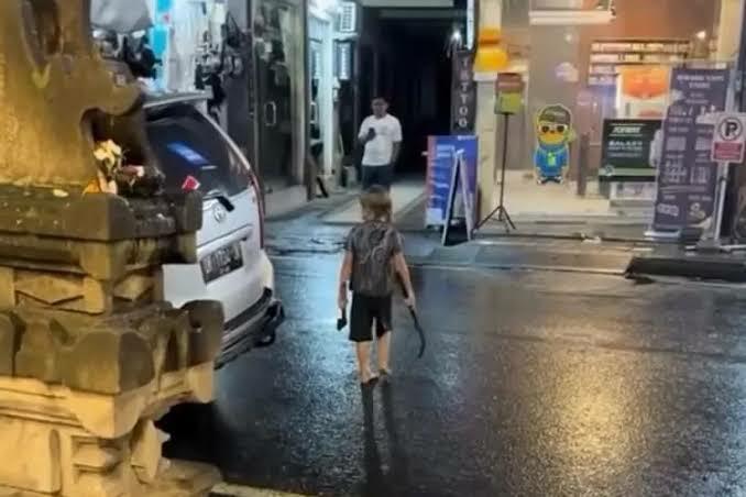 Makanya Rusia Ketar-ketir! Anak Ukraina ini Mengerikan, Keluyuran Bawa Sajam di Bali