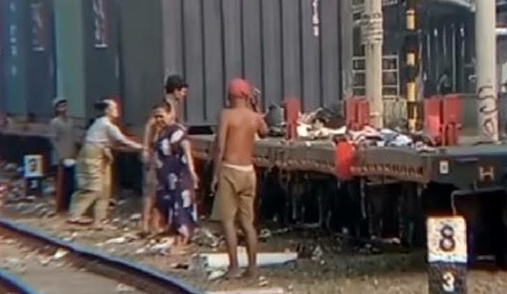 Budaya Jelek! Oknum Warga Kemayoran Kedapatan Buang Sampah ke Gerbong Kereta Api
