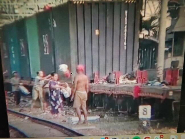 Budaya Jelek! Oknum Warga Kemayoran Kedapatan Buang Sampah ke Gerbong Kereta Api