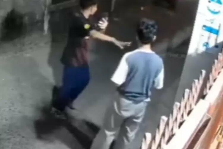 Meresahkan! Dua Bocah di Depok Tendang Pagar Rumah Orang Demi Konten!