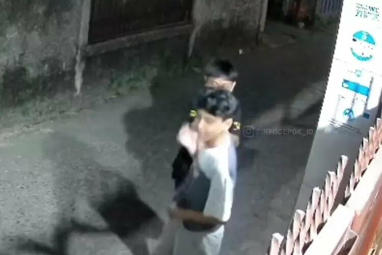 Meresahkan! Dua Bocah di Depok Tendang Pagar Rumah Orang Demi Konten!
