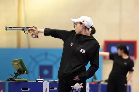 Kece Badai! Gaya Menembak Atlet Korsel dan Turki di Olimpiade Paris, Mirip John Wick
