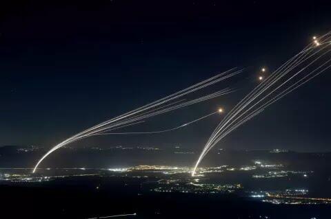 Zionis Bunyikan Sirene dan Aktifkan Iron Dome